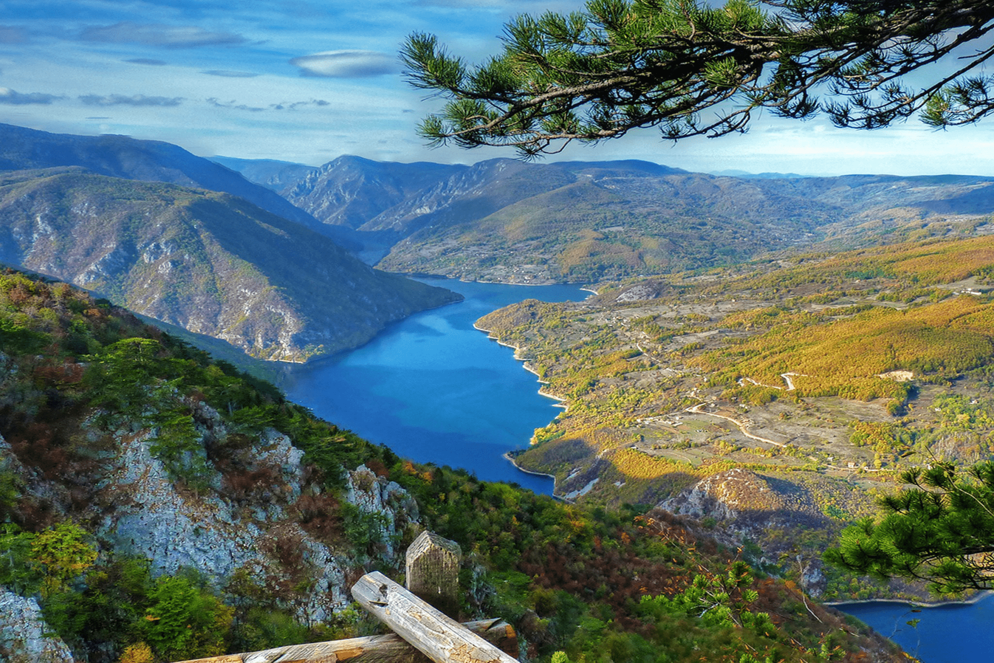 Wooden railing at Banjska stena overlooking the Drina canyon and Perućac lake